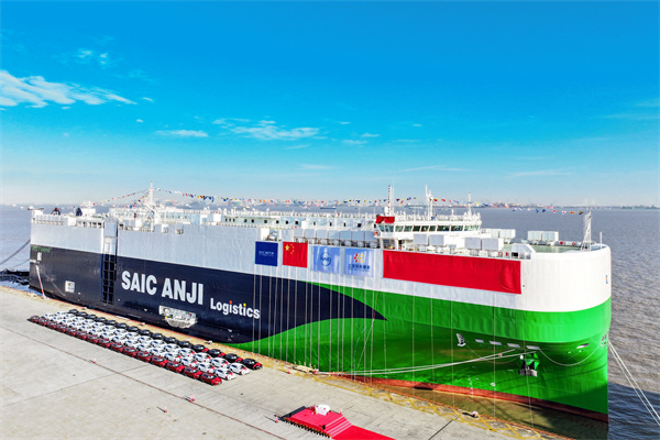 World’s largest LNG-powered car carrier named and delivered